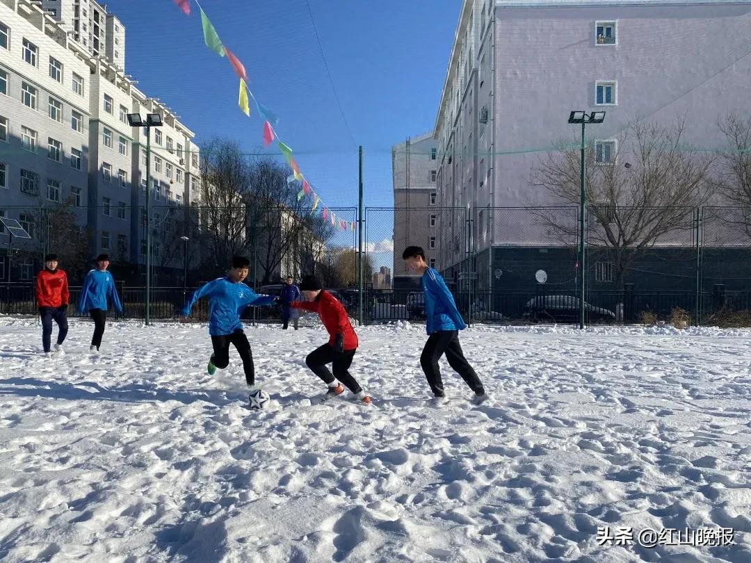 真会玩系列比赛,足球赛现场气氛很嗨