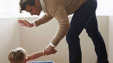 淘气小孩被老师打,淘气娃被爸爸教训