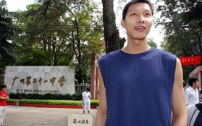 易建联国家队16年,易建联16岁时扣篮