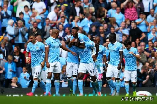 足球场上红色的球,足球红蓝大战