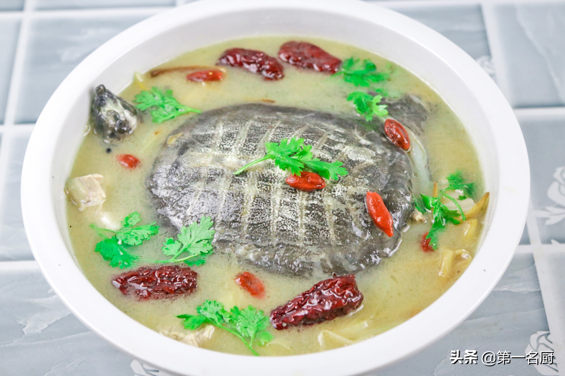 如何将清炖甲鱼汤炖的粘稠,甲鱼汤怎样炖才好喝又白