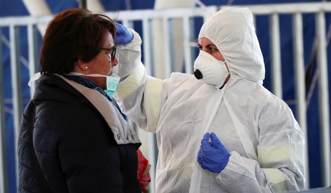 疫情肆虐,穷人无处可逃,富人们订私人飞机,请私人医生检测