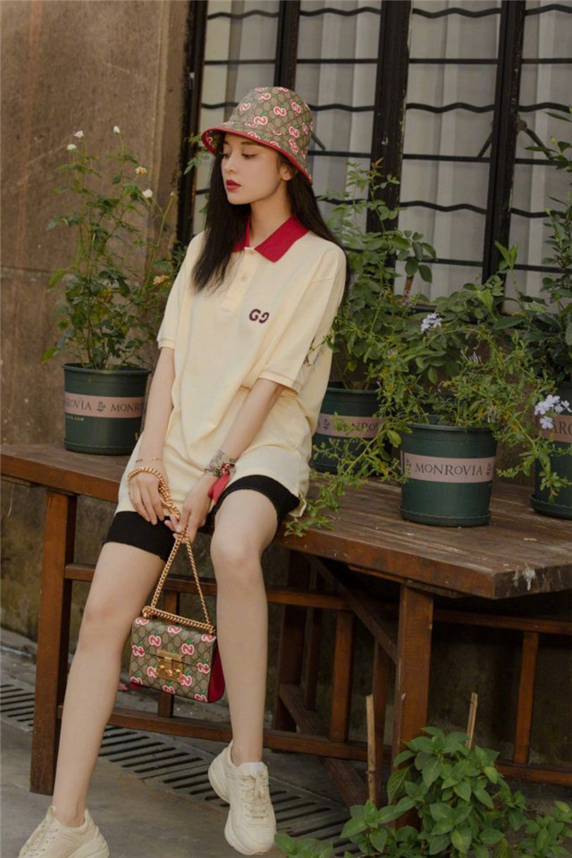 喜欢穿着简约的女人，来看看“复古运动风”，给你想象不到的时髦