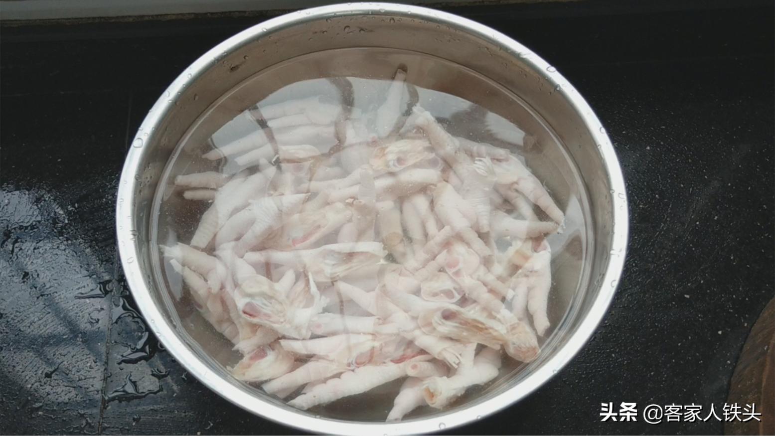 自己在家做泡椒鸡爪也是很方便的,在家如何做泡椒鸡爪更好吃