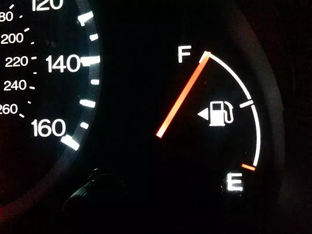 汽车加油口是不是都在驾驶室一侧,汽车加油口在左边和右边的区别