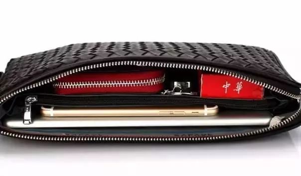 中国男人挎包,男人夹包过时了吗