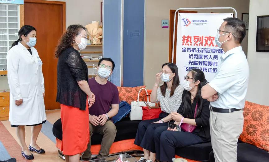 抗疫医生做全飞秒手术,钟楼防疫人员