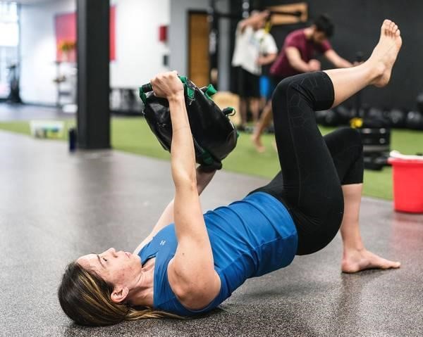 腰疼起来站都站不直？医生：3种锻炼方法让你的腰挺起来