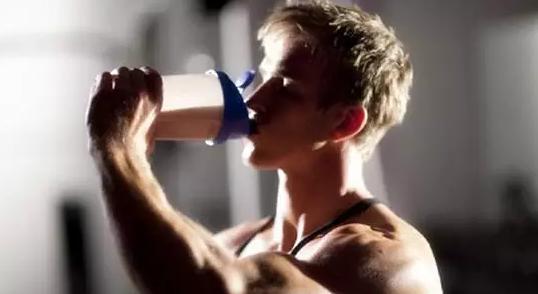 多吃蛋*粉白**能长肌肉吗？究竟乳清蛋白是喝心酸的还是真的有效果？