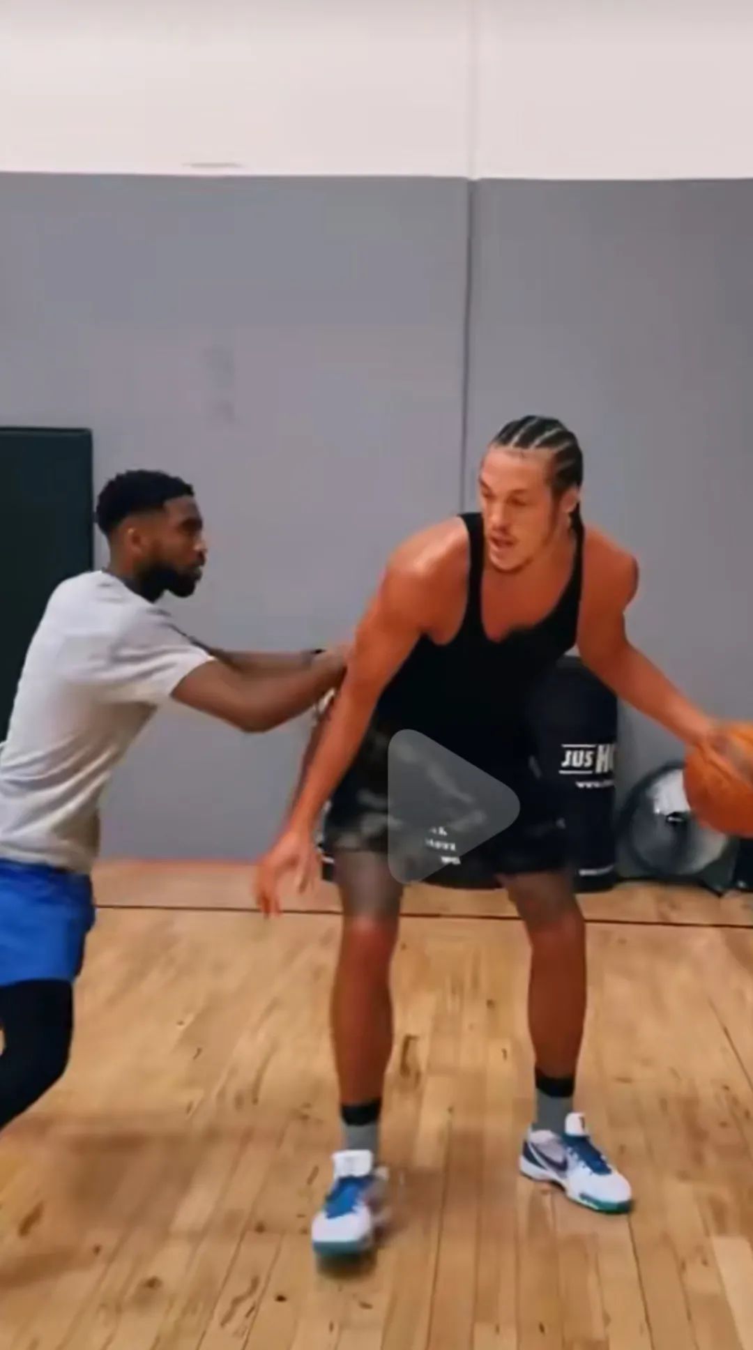 王一博安踏最新款,王一博上脚安踏