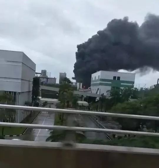 新加坡一化工厂大火狂烧6小时，出动130名消防员