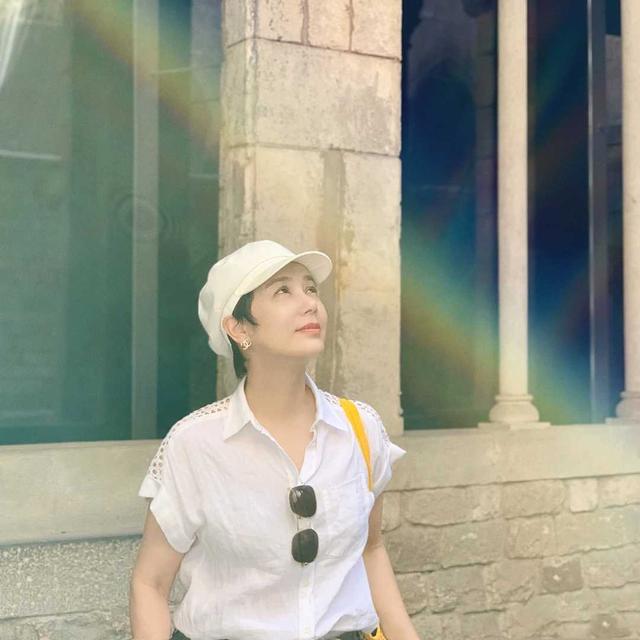 蒋雯丽穿红色连衣裙,被蒋雯丽惊艳的周迅