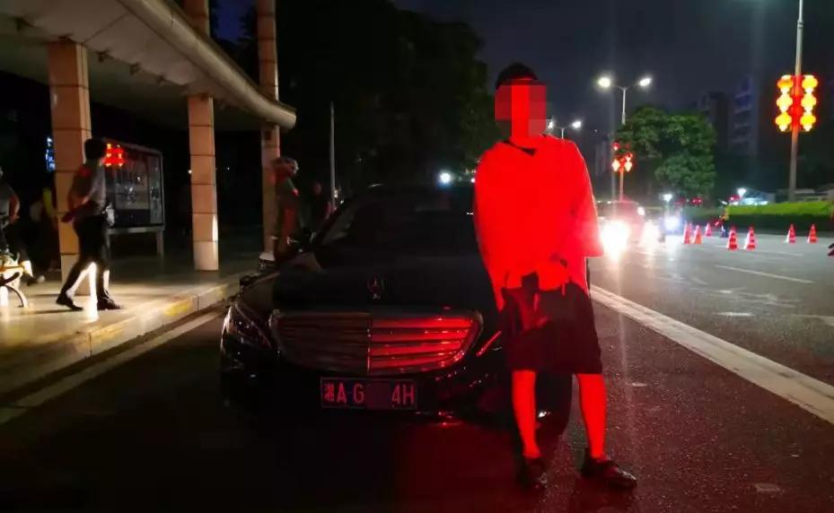 百万玛莎新车落地竟失控猛撞花坛！损失10万保险一分不赔！现场惊现神秘男女！