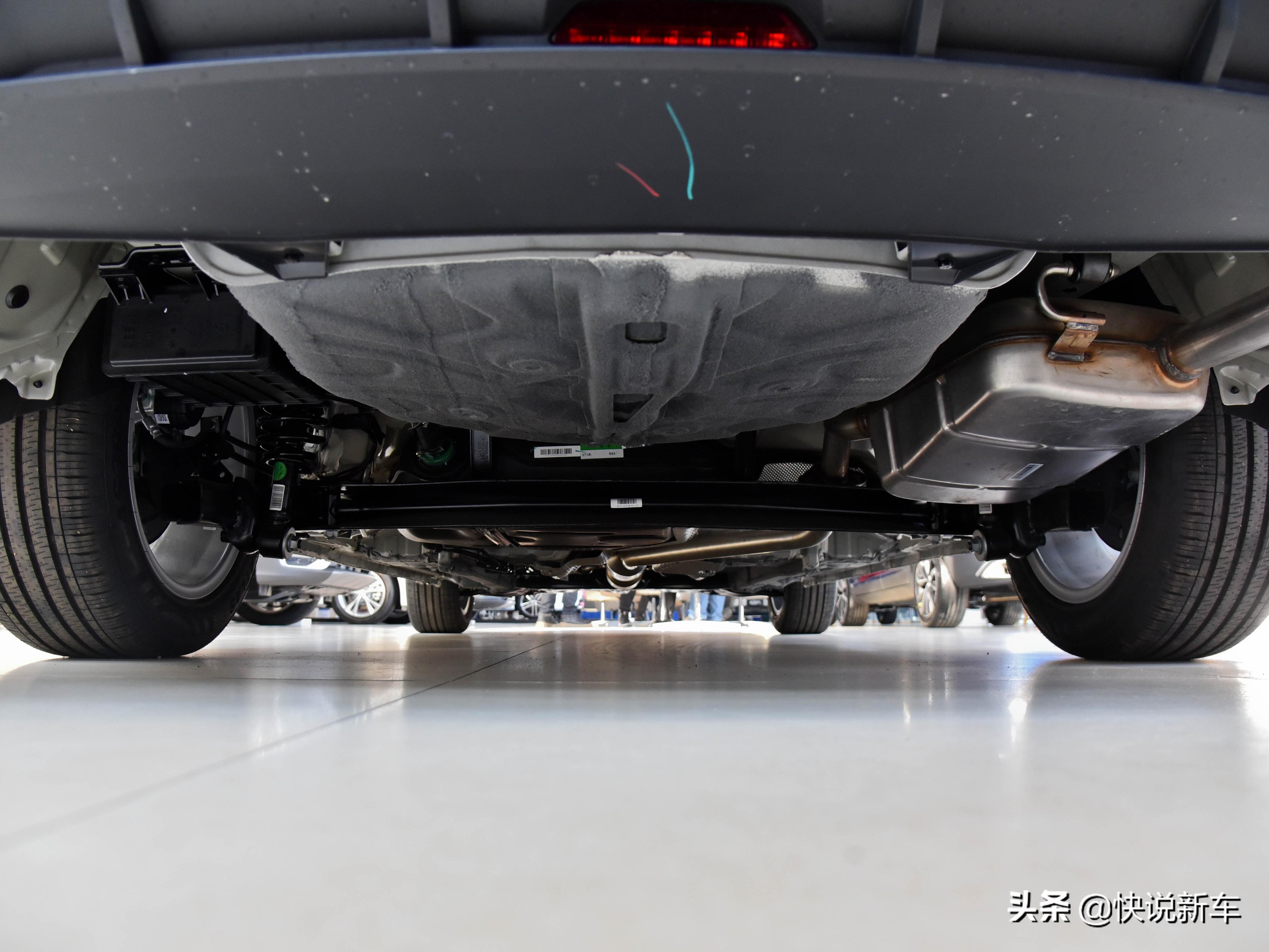 值得买的一款车吉利帝豪,油耗低动力强劲空间大7座suv