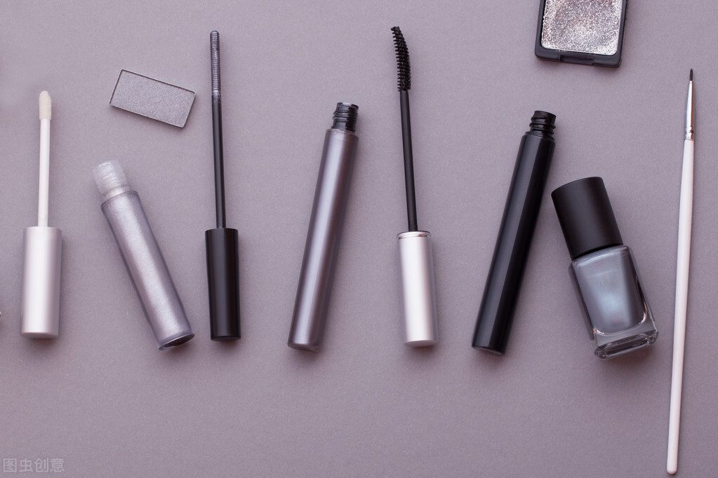 为什么护肤水擦在脸上起白沫,护肤水使用后脸部刺痛发热的感觉