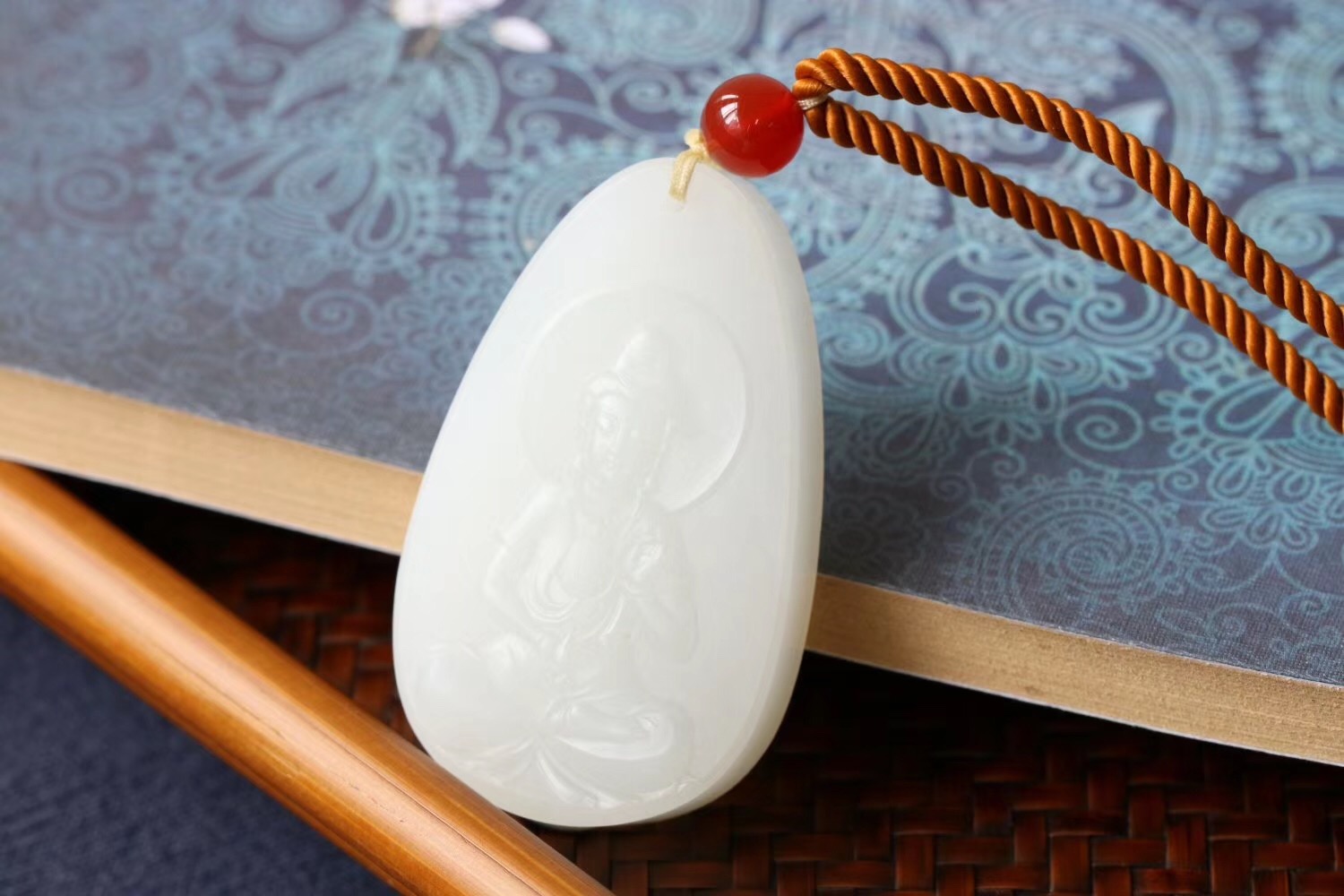 男士适合戴什么翡翠吊坠好看,男士吊坠貔貅和田玉