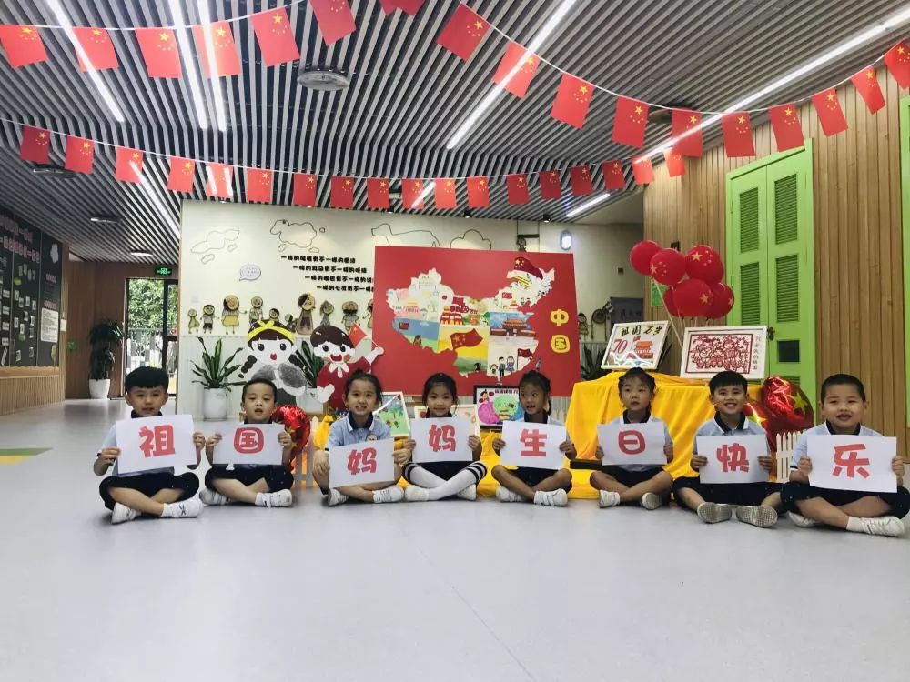 迎国庆街景,迎接国庆换上崭新的国旗