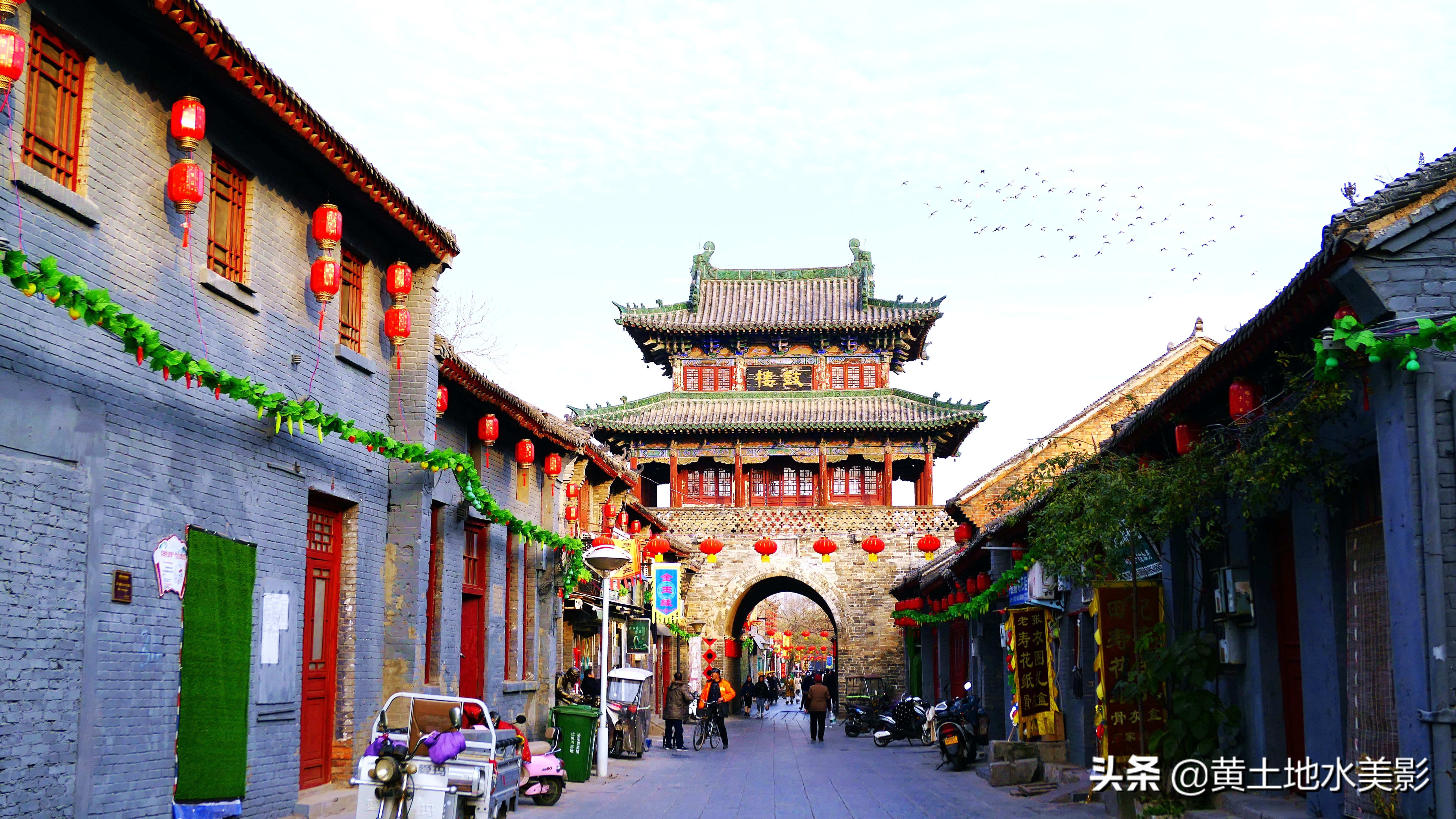 一群鸽子绕鼓楼盘旋,一家老外吃在洛阳,漫步在洛阳老城的街上