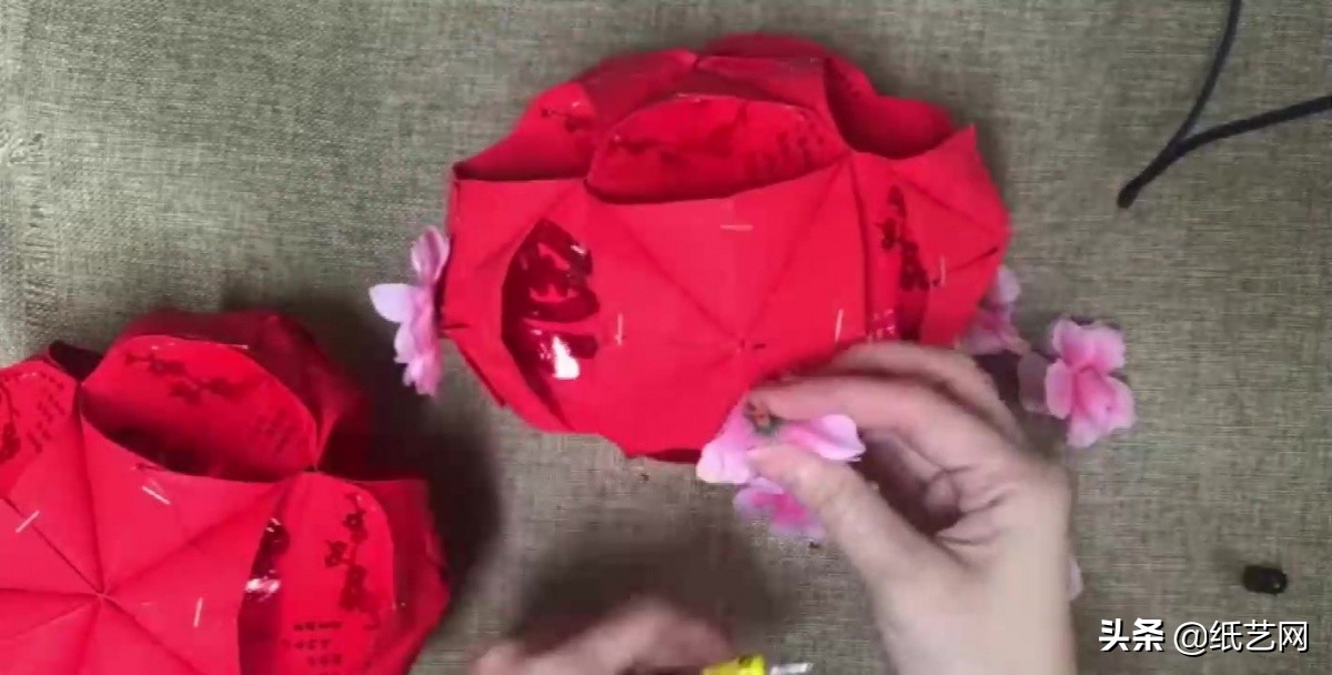 用红包制作春节灯笼简单又好看,怎么用红包做一个新年灯笼