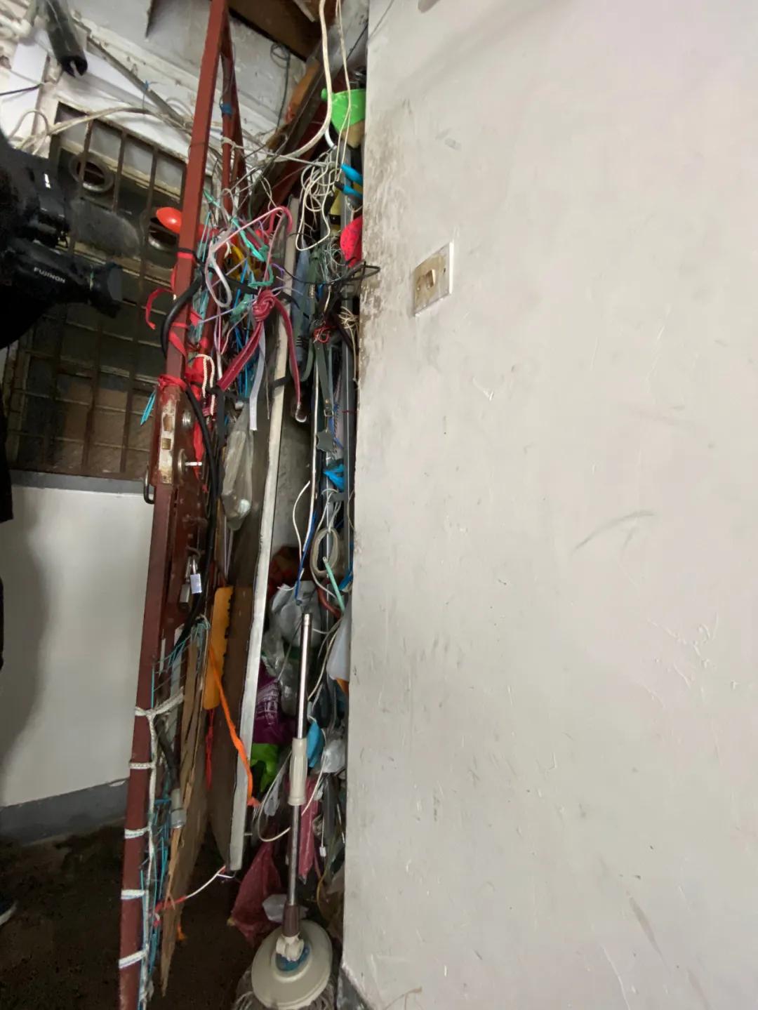 家中垃圾堆成山,垃圾溢出家门散发恶臭