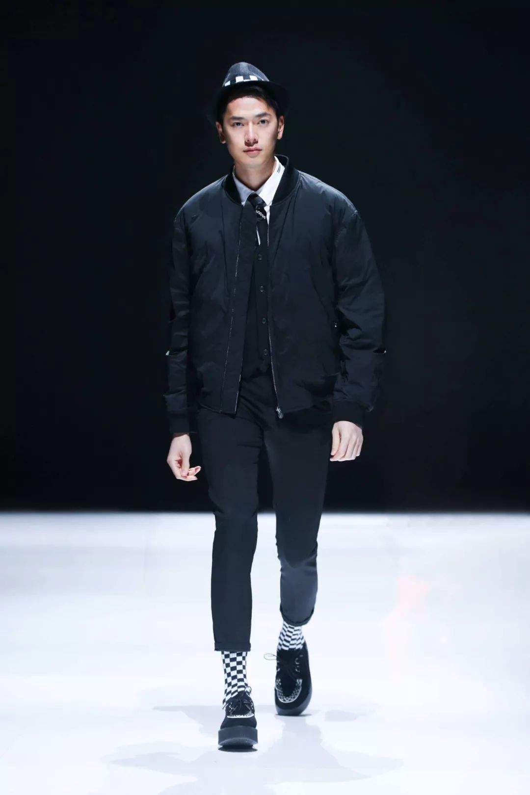 为了抢全球大咖都在翻牌的羽绒服，我差点挤晕在波司登...