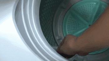 衣服掉毛絮严重怎么处理,洗好的衣服上沾的毛毛怎么办