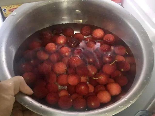 清洗杨梅时有小虫可以吃吗,洗杨梅别只会用盐