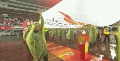 国安球员为球童遮雨,浙江队队员为球童遮雨