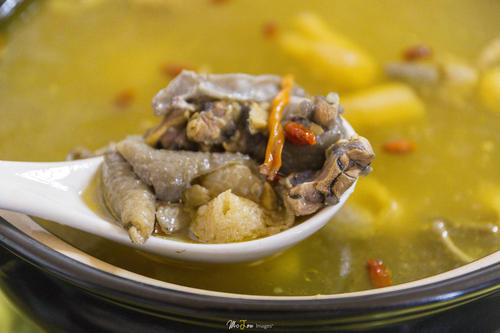 黑鸡和乌鸡的营养价值区别,黑猪肉比白猪肉营养价值高吗