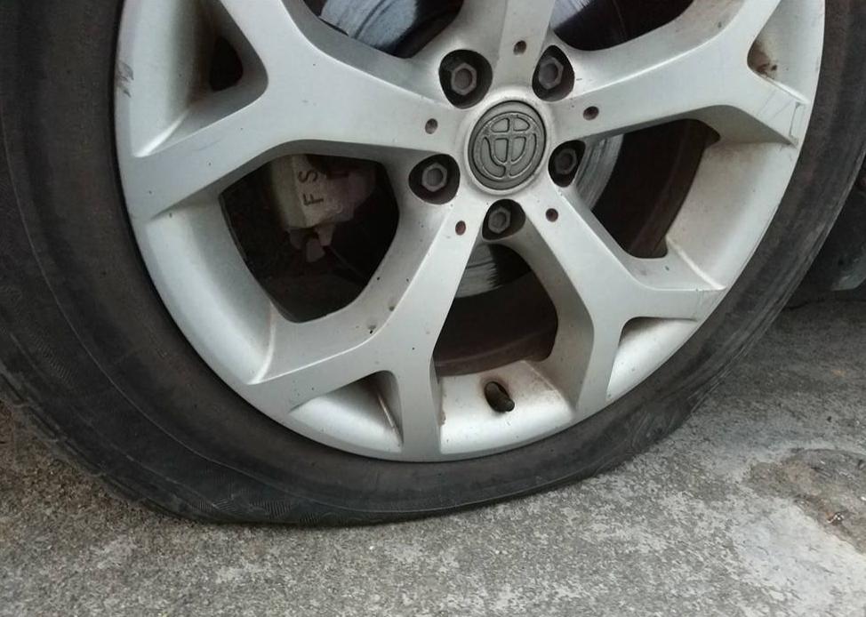 汽车轮胎侧面被钉子扎了怎么办,汽车轮胎侧边被钉子扎了怎么办