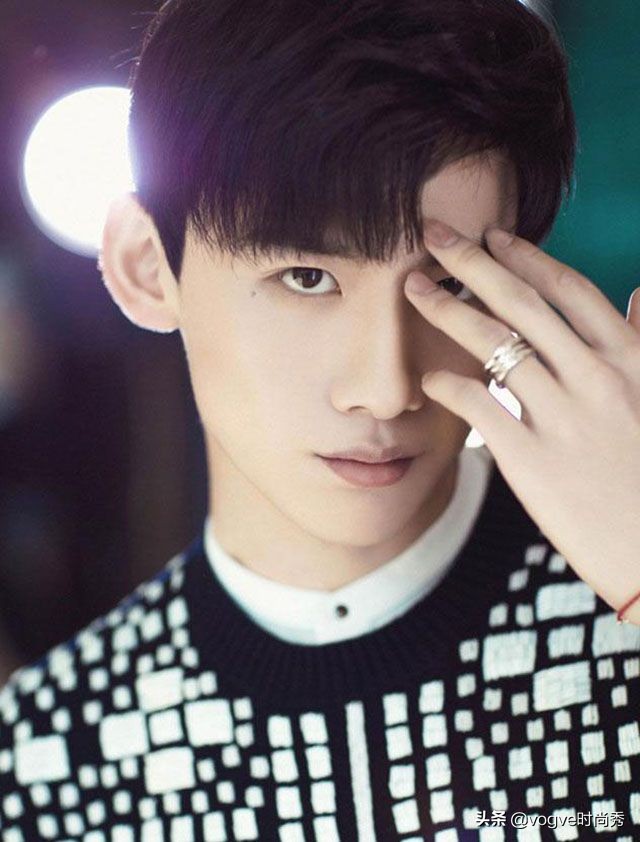 脸型小30-40岁男士发型稳重,2020年男士流行发型脸型大的