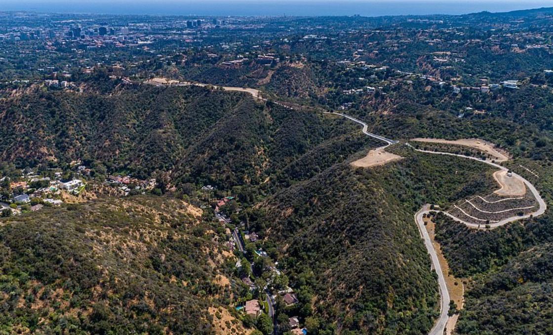 亚洲首富砸20亿为妻子造豪宅,世界首富携新欢现身