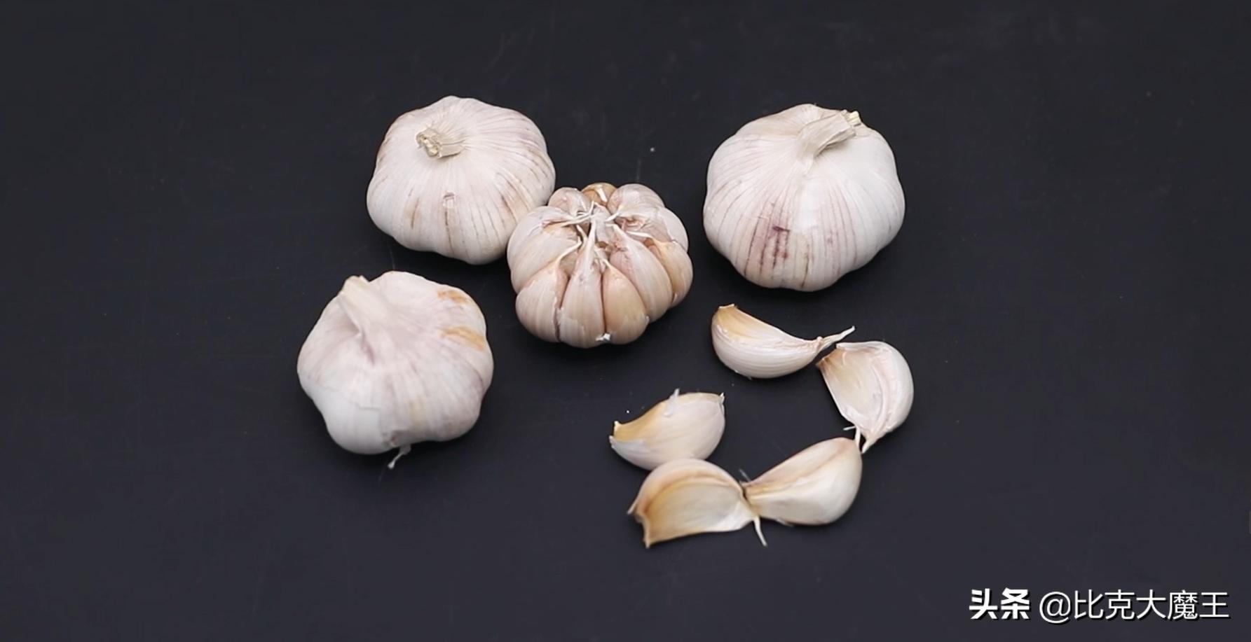 剥大蒜还有简单技巧，只需轻轻一搓，大蒜皮自动脱落，太方便了
