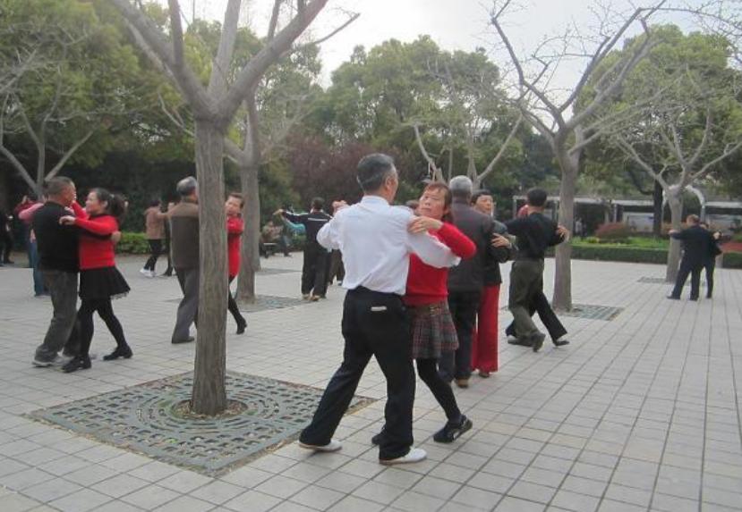 为什么奉劝老年人不要跳交谊舞?58岁退休大妈:交谊舞挺害人