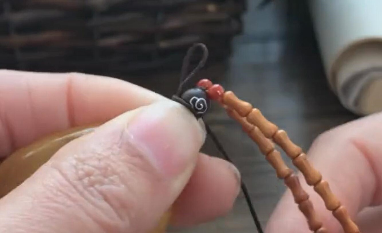 项链绳吊坠绳怎么打结编织教程,吊坠绳两头打结向左偏了怎么调整