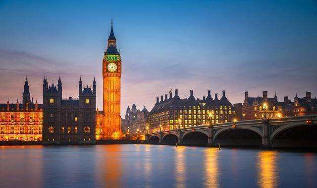 城市的怀抱有限：穹顶之下，小镇青年理想何寻？