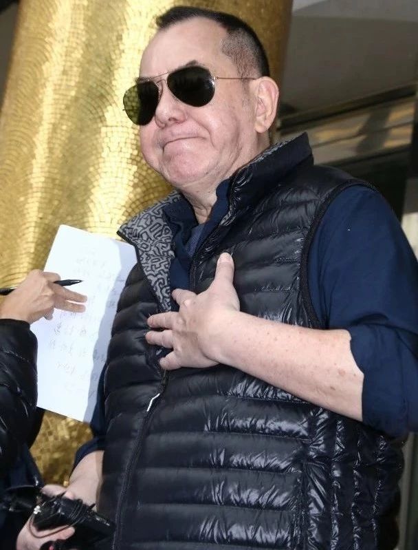 排队等土葬！亡母病逝两个月今日终于设灵视帝瞻仰仪容依然心痛