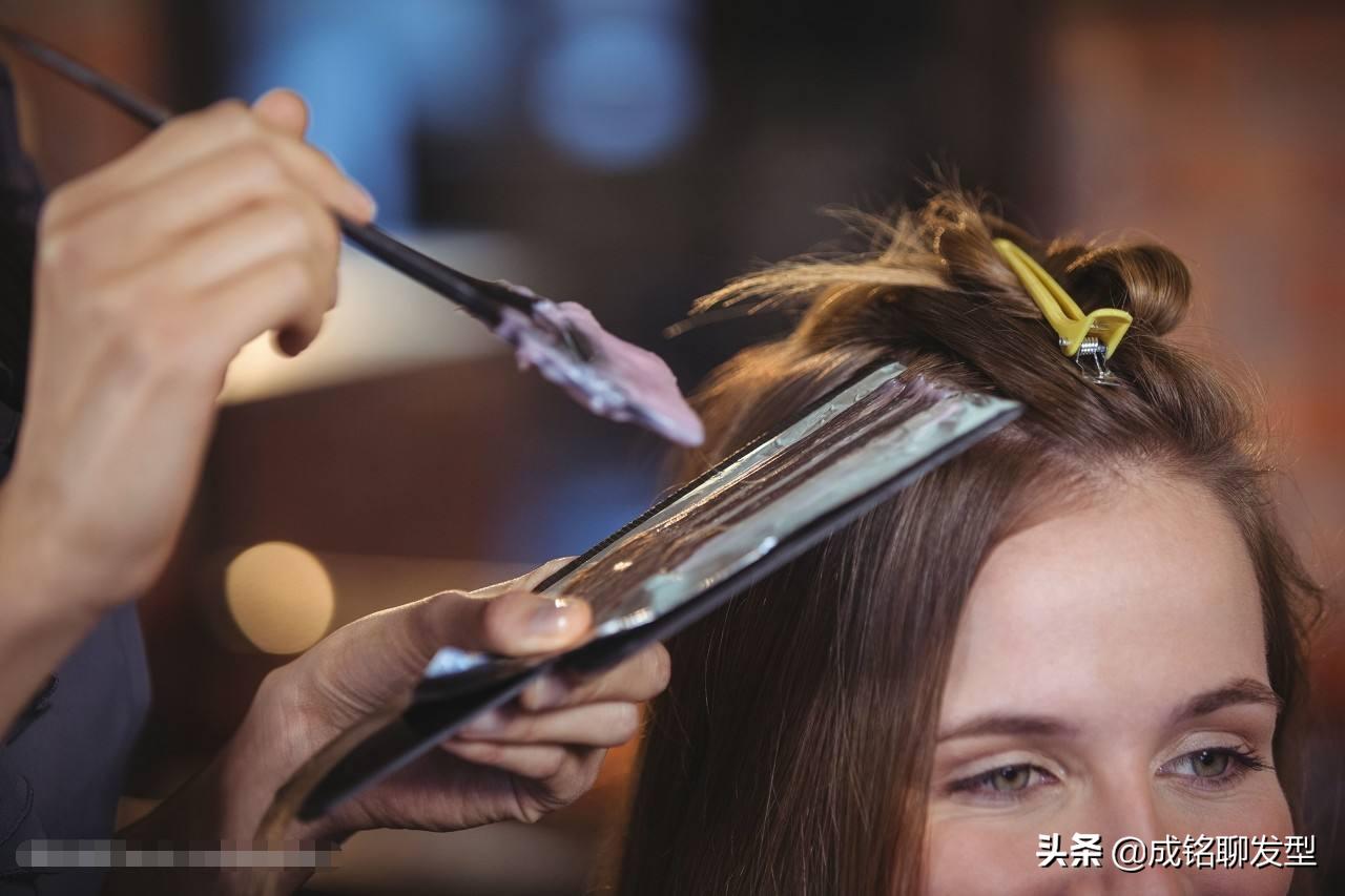 理发店染发和自己染发哪个伤头发,自己染发和店里染发有什么区别