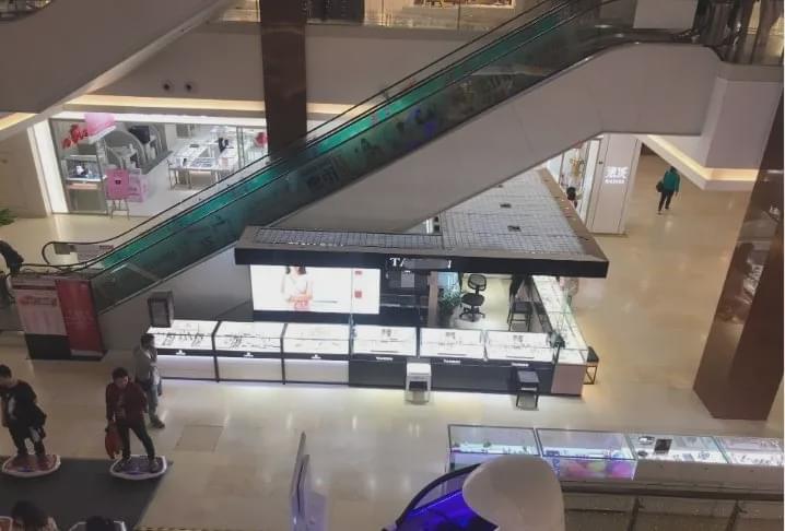 穿圣诞装的“女杀手”：博性感出位其实是一个魔鬼