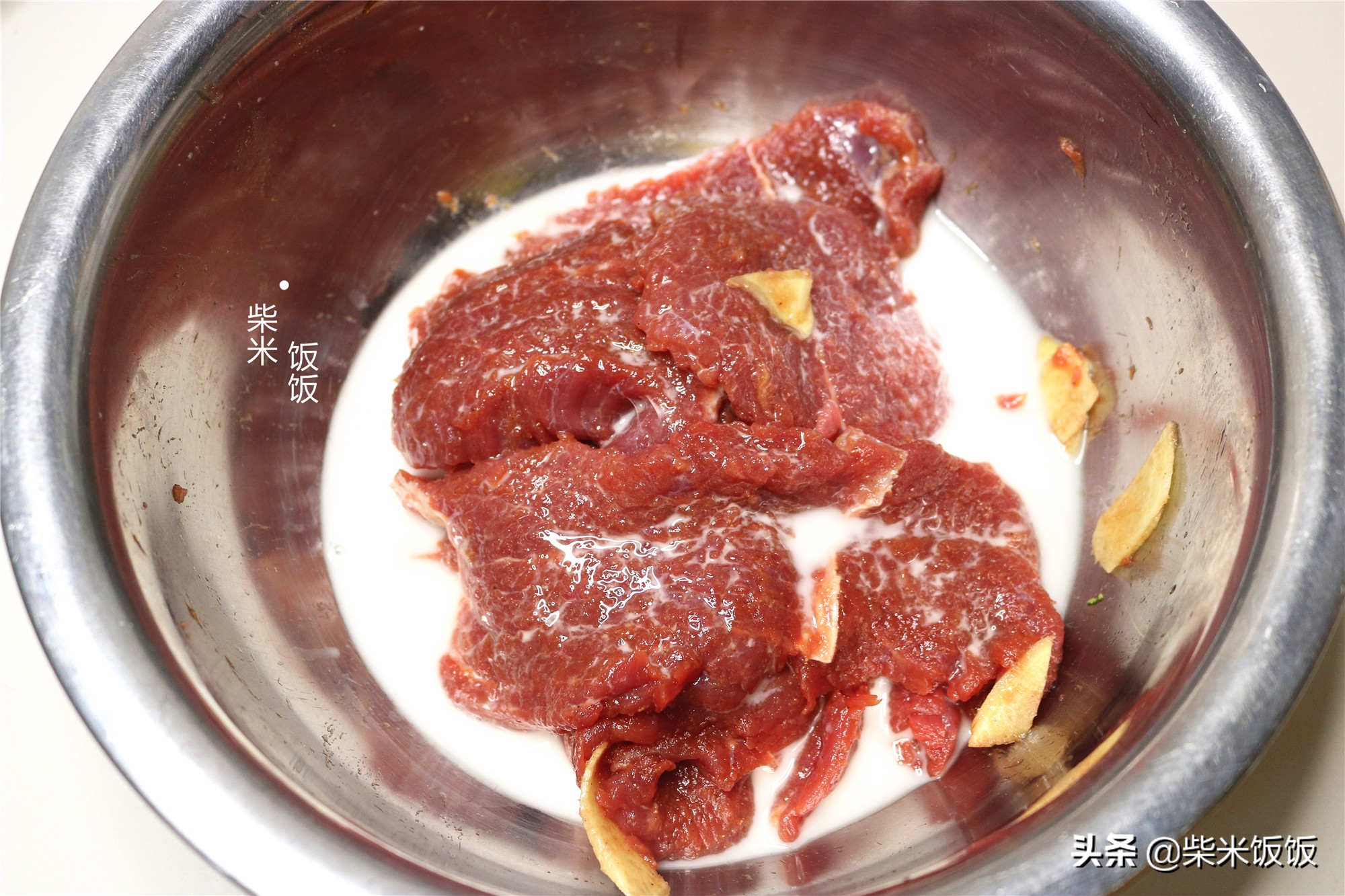 自己做牛排需要买哪个部位的牛肉,新鲜牛肉做牛排怎么腌制好吃又嫩