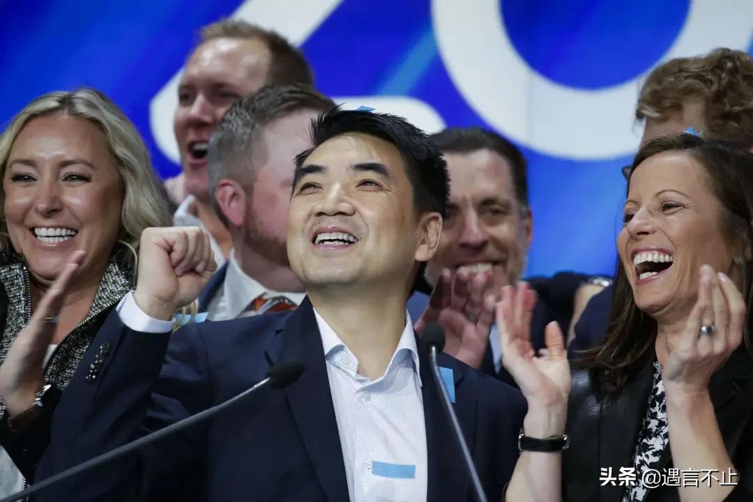 41岁创业百亿富翁，不通英文，8次拒签，他才是真正的华人之光