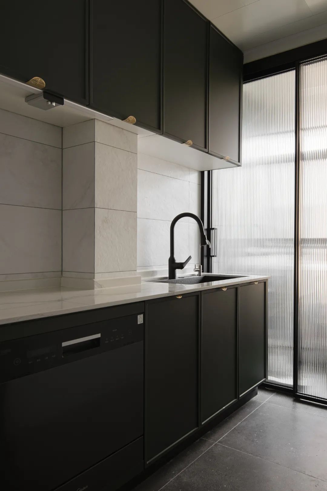 线条、色块和潮玩，这个89㎡比想象中还有料