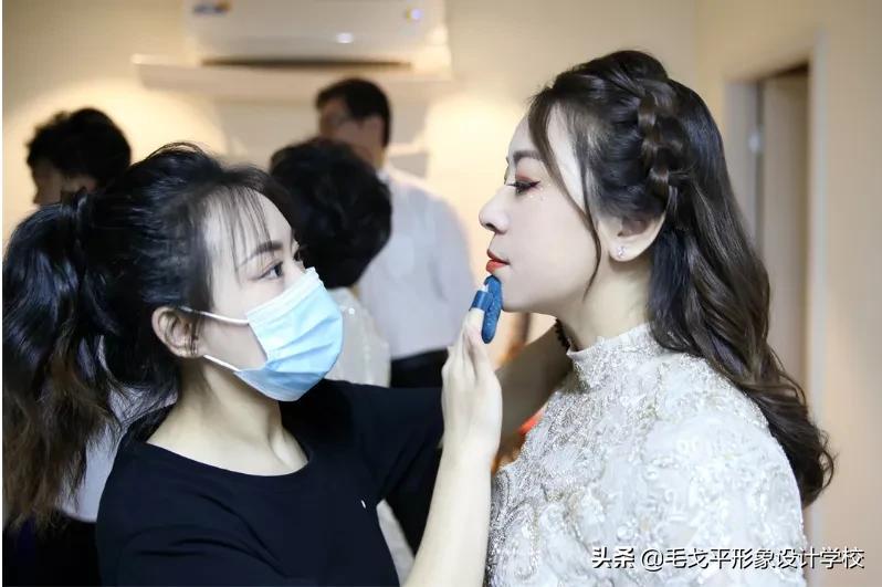 化妆师就业前景和方向容易学嘛,自学化妆就业方向及前景