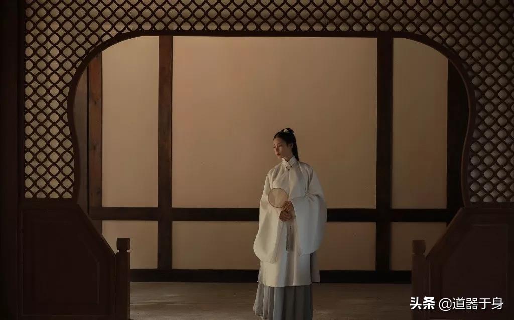 君子慎独不欺暗室诗句,君子慎独不欺暗室卑以自牧出自