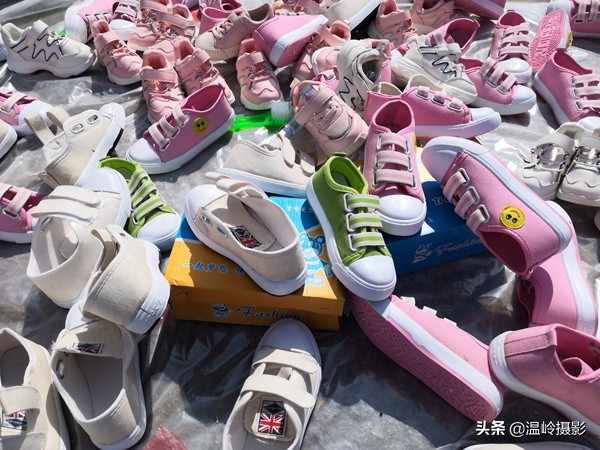 浙江温岭*党**员志愿者街头义卖童鞋