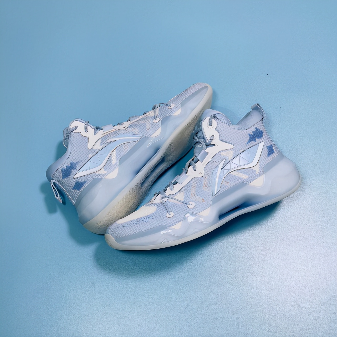 一周打三次球外场篮球鞋耐克,阿迪达斯一周鞋