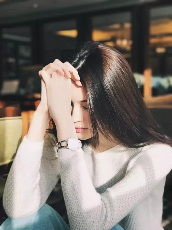 女人圆脸发型和方脸哪个更抗老,适合圆脸方脸女生的发型短发