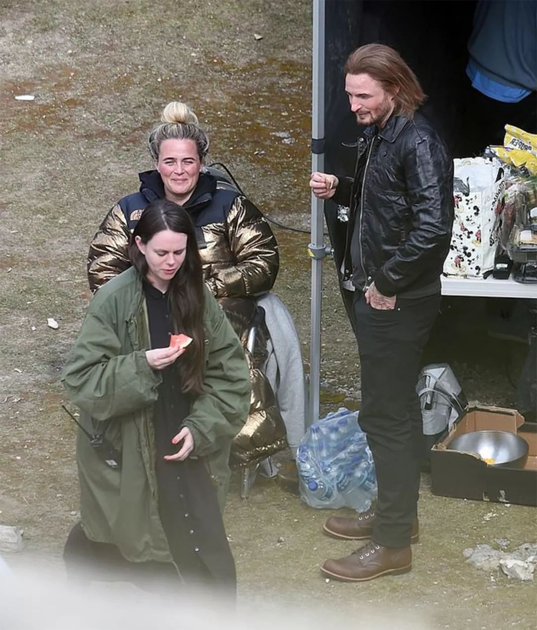 贝克汉姆上街穿搭,年轻时贝克汉姆西装帅气