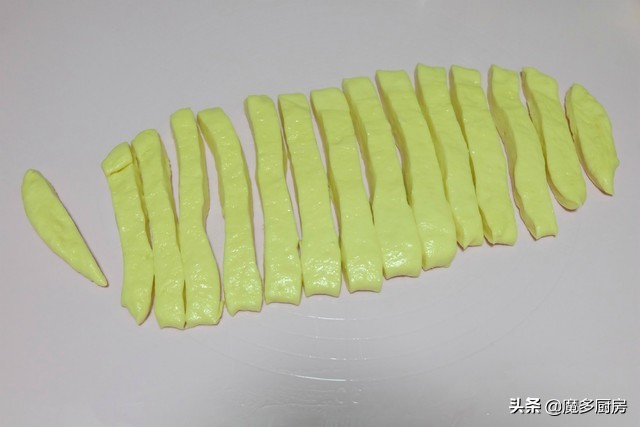 油条怎么做酥脆松软不用酵母牛奶,油条家常做法用酵母粉200克牛奶