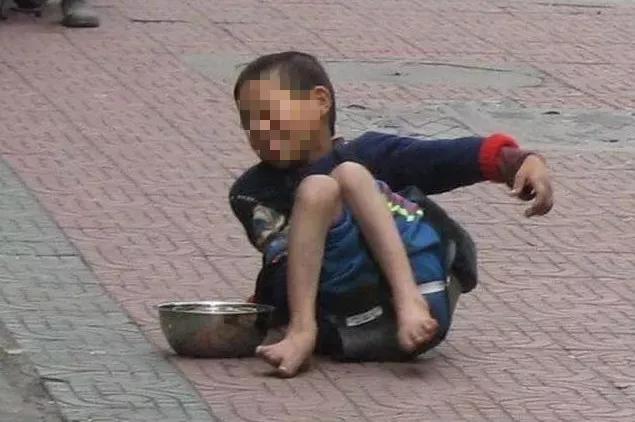 乞丐街头行乞认出妈妈,五年后街头乞讨认出妈妈